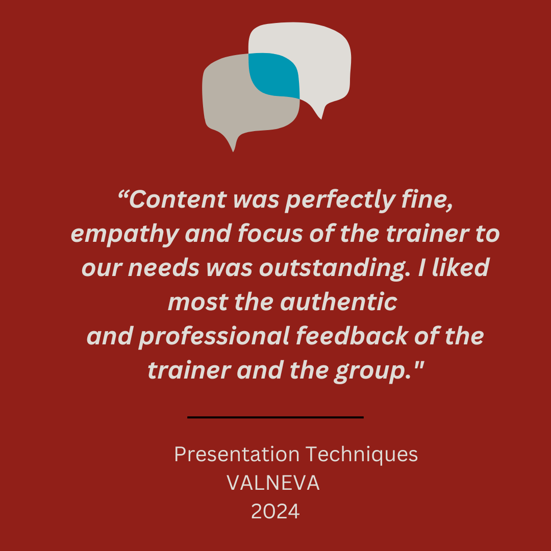 Bild eines Testimonials mit zwei Sprechblasen darüber. Text: „Inhalt war vollkommen in Ordnung, Empathie und Fokussierung des Trainers auf unsere Bedürfnisse waren hervorragend. Am besten gefiel mir das authentische und professionelle Feedback – das Kundenfeedback – des Trainers und der Gruppe.“ Präsentationstechniken VALNEVA 2024.