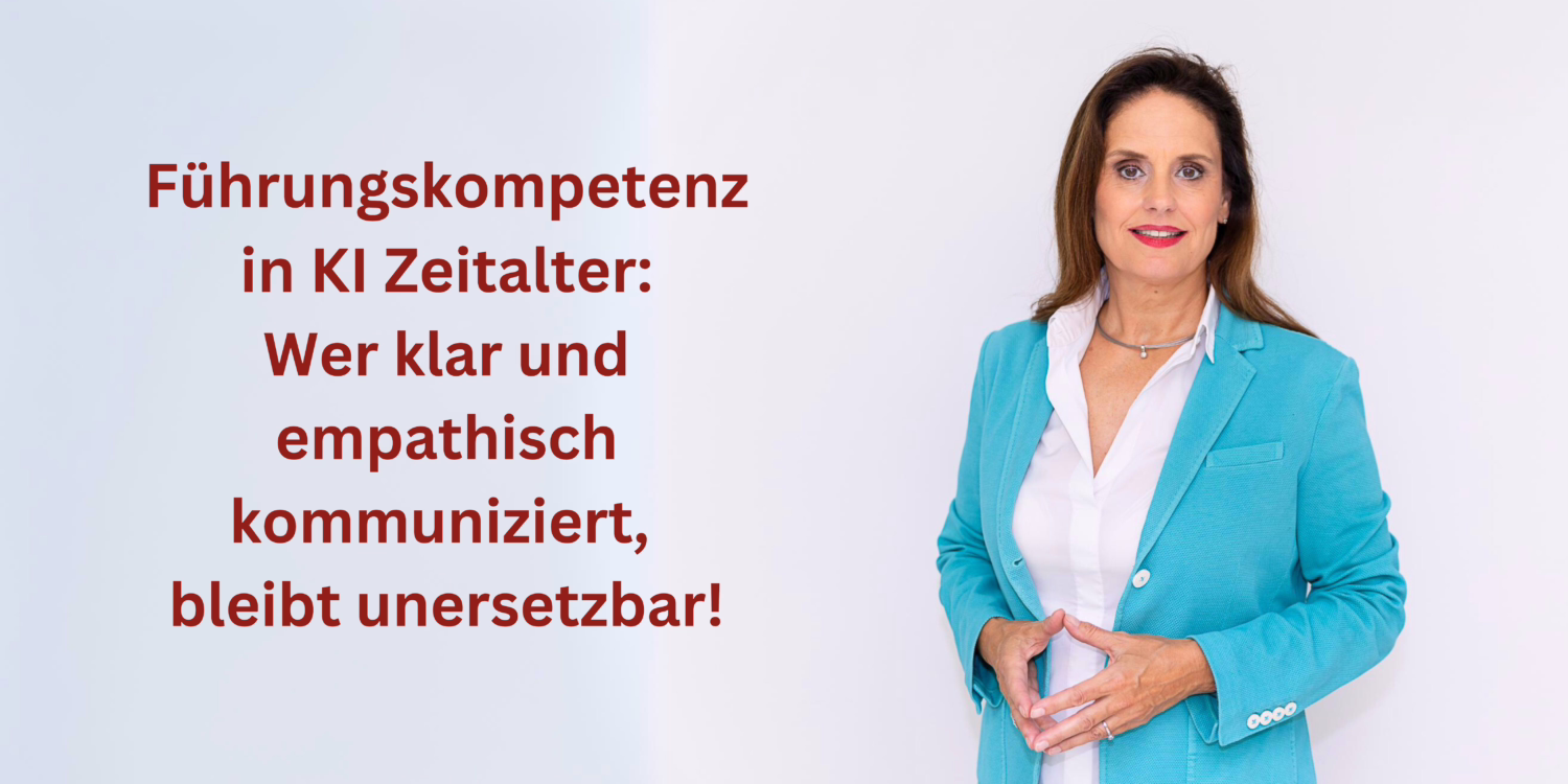 Auf dem Bild ist Kommunikations-Trainerin Angela Pengl-Böhm zu sehen. Die Frau trägt einen türkisfarbigen Blazer und hat braune Haare. Neben der Person steht der Text: Führungskompetenz im KI Zeitalter. Wer klar und empathisch kommuniziert, bleibt unersetzbar!