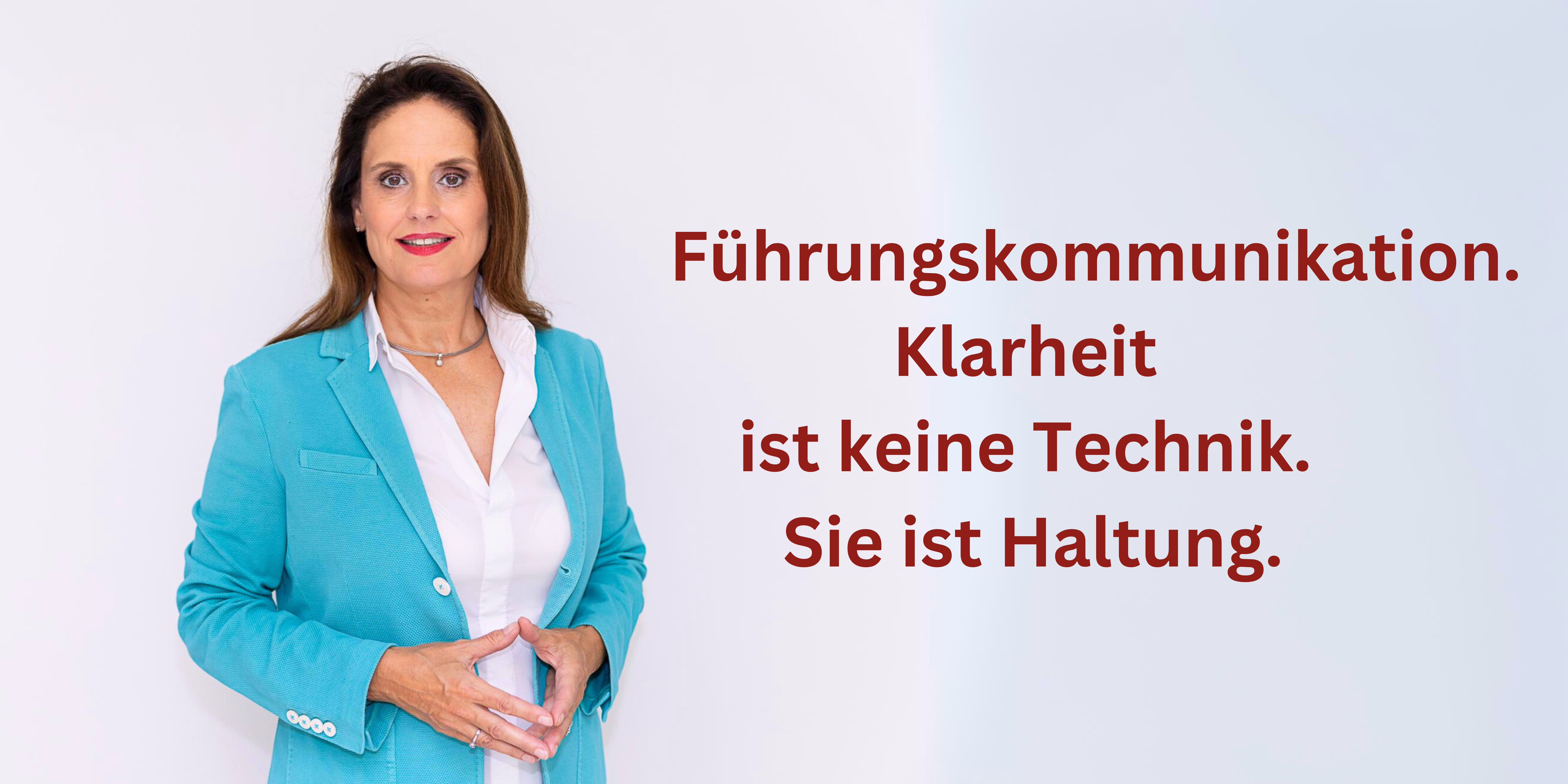Auf dem Bild ist Kommunikations-Trainerin Angela Pengl-Böhm zu sehen. Die Frau trägt einen türkisfarbigen Blazer und hat braune Haare. Neben der Person steht der Text: Mit der richtigen Kommunikation beginnt Ihr Erfolg