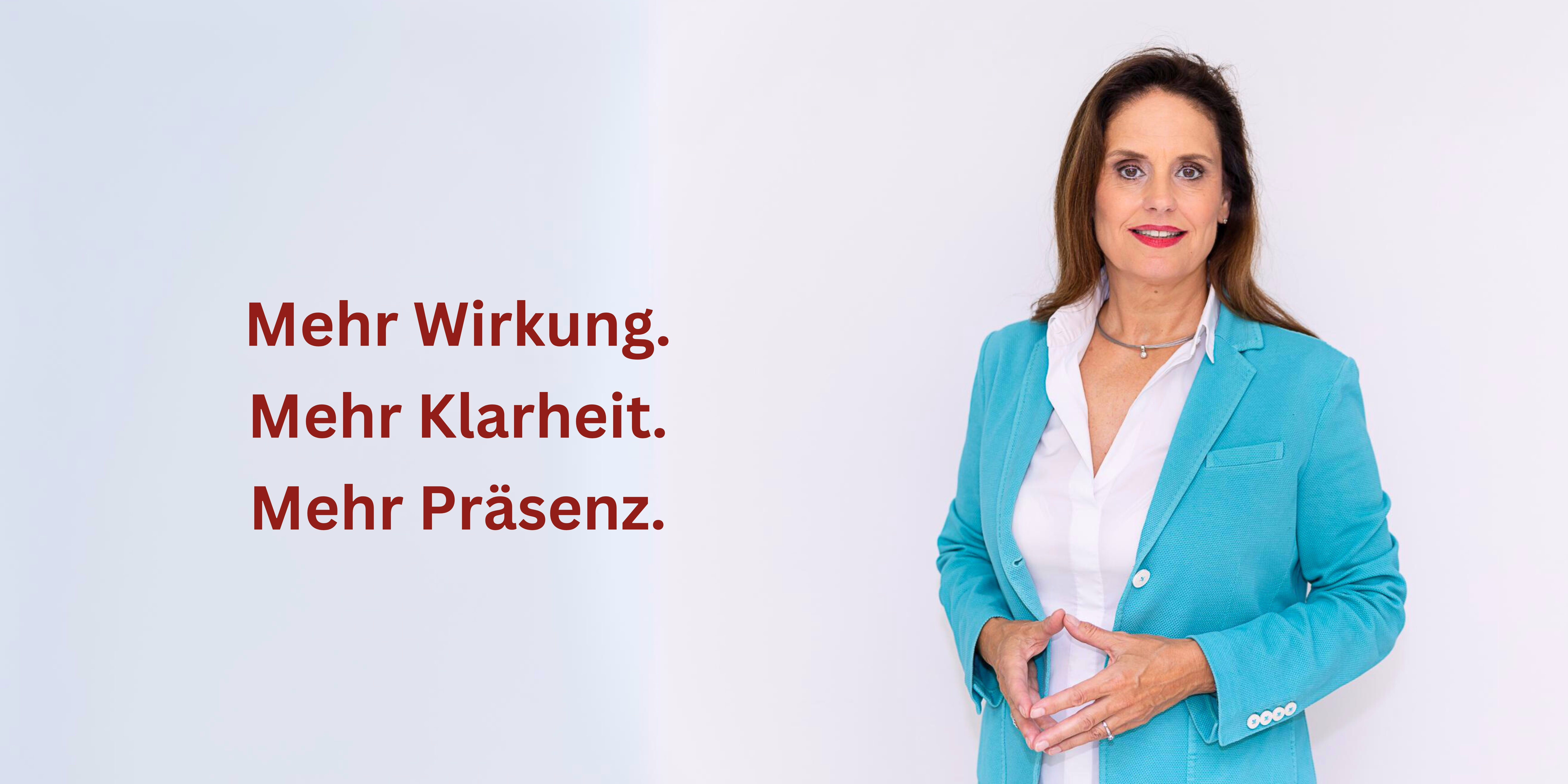 Kommunikations-Trainerin: Mehr Wirkung. Mehr Klarheit. Mehr Präsenz. Auf dem Bild ist Kommunikations-Trainerin Angela Pengl-Böhm zu sehen. Die Frau trägt einen türkisfarbigen Blazer und hat braune Haare. Neben der Person steht der Text: Mit der richtigen Kommunikation beginnt Ihr Erfolg